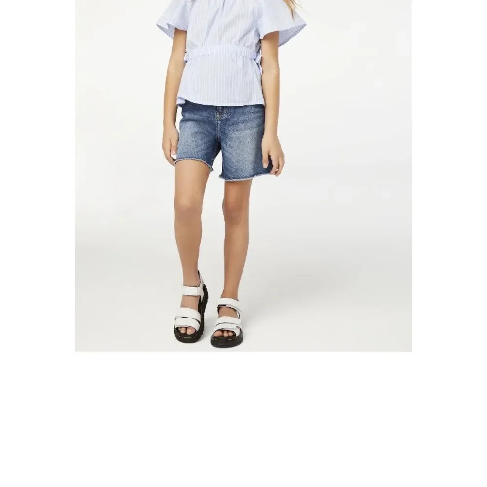 NWT size 8 girl’s above the knee denim shortsCasual 5 pocket frayed hem mid